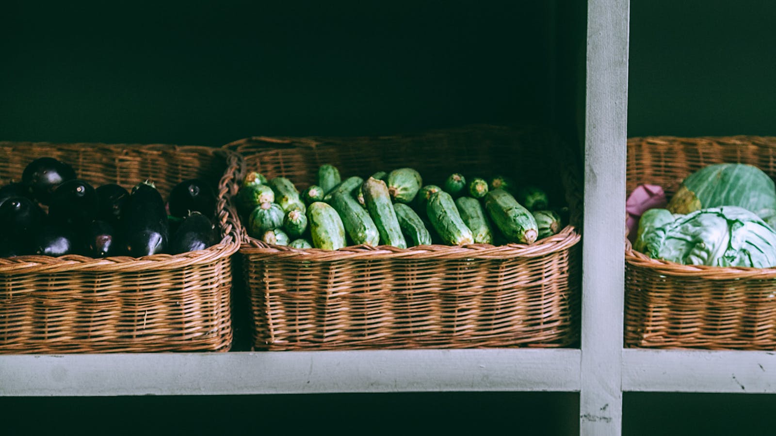 Comptoir bistrot et cagettes de produits frais