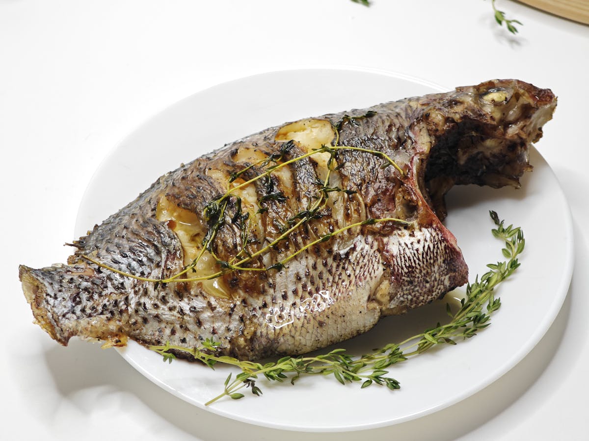 Daurade entière grillée, légumes du marché
