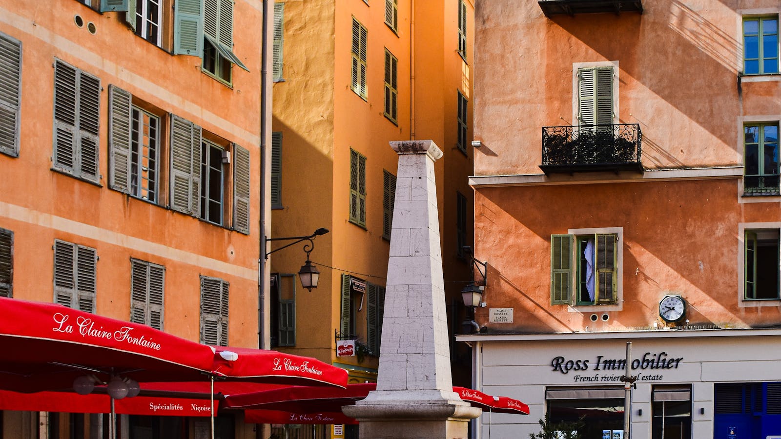 Terrasse de bistrot en lin écru sous la lumière de midi